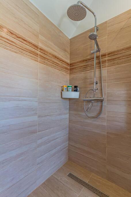 Roomy 80sqm At Center Free Parking Space, Ac & Balcony * Budapeste