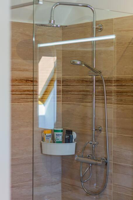 Roomy 80sqm At Center Free Parking Space, Ac & Balcony * Budapeste