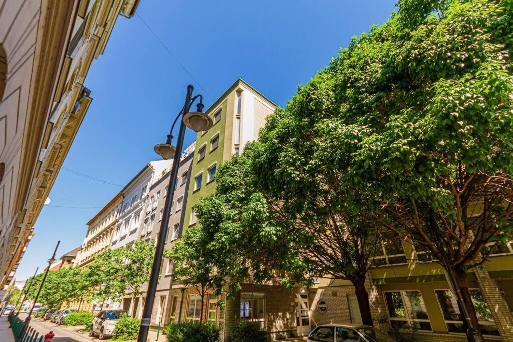 Roomy 80sqm At Center Free Parking Space, Ac & Balcony Budapeste
