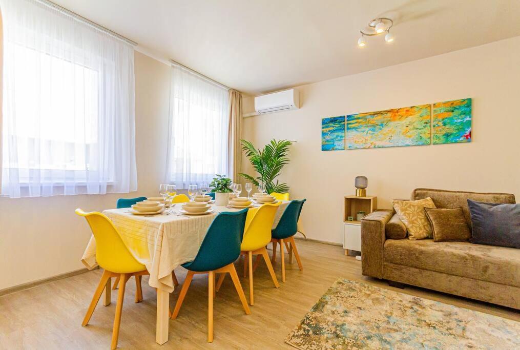 Roomy 80sqm At Center Free Parking Space, Ac & Balcony * Budapeste