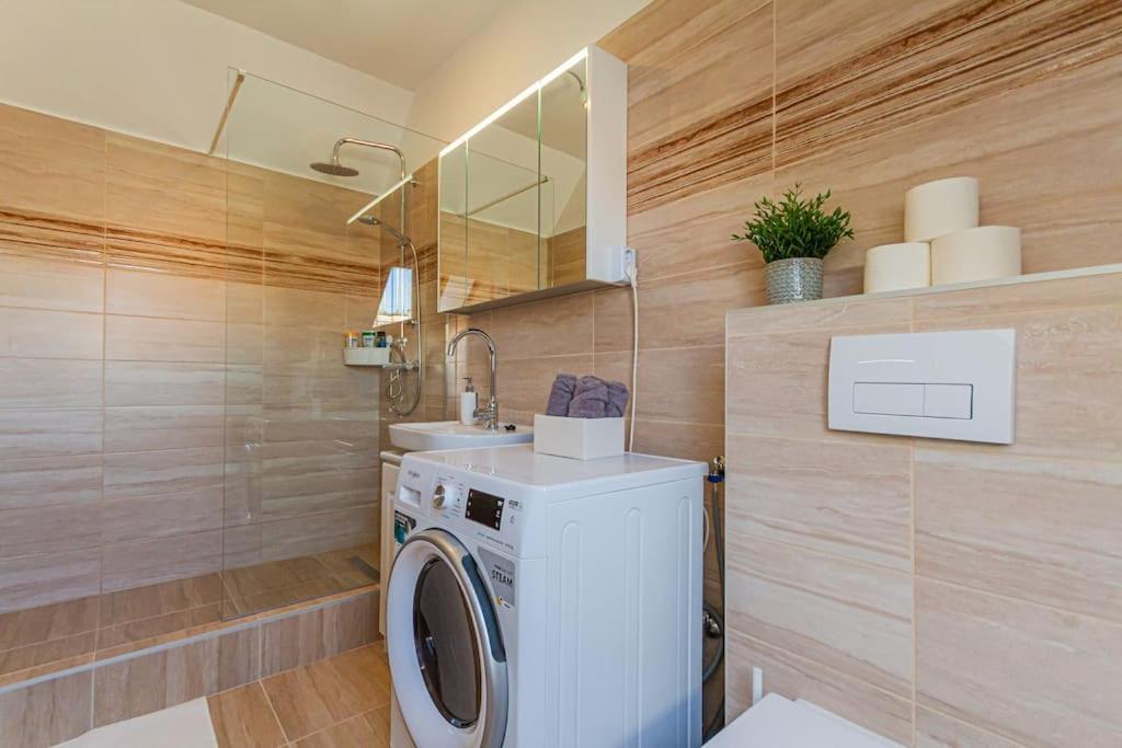 Roomy 80sqm At Center Free Parking Space, Ac & Balcony Lejlighed *