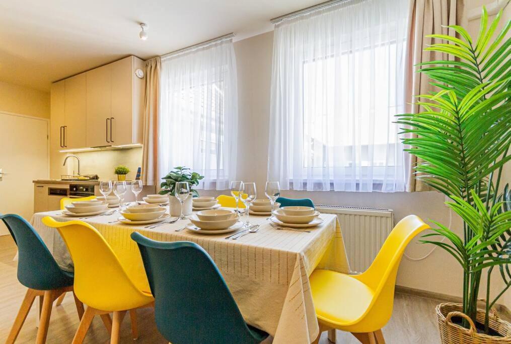 Roomy 80sqm At Center Free Parking Space, Ac & Balcony Apartment