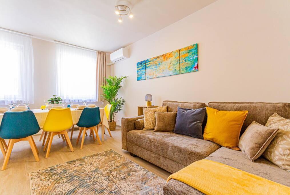 Apartment Roomy 80sqm At Center Free Parking Space, Ac & Balcony