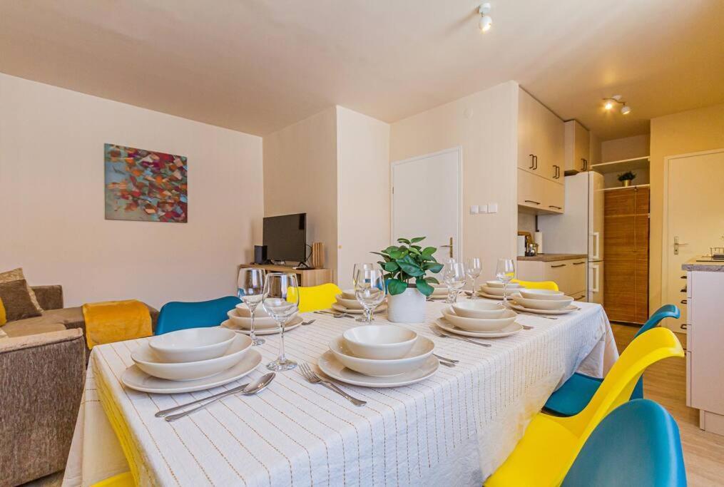 Lejlighed Roomy 80sqm At Center Free Parking Space, Ac & Balcony