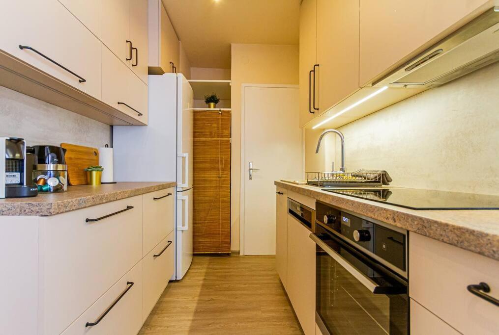 Apartment Roomy 80sqm At Center Free Parking Space, Ac & Balcony *