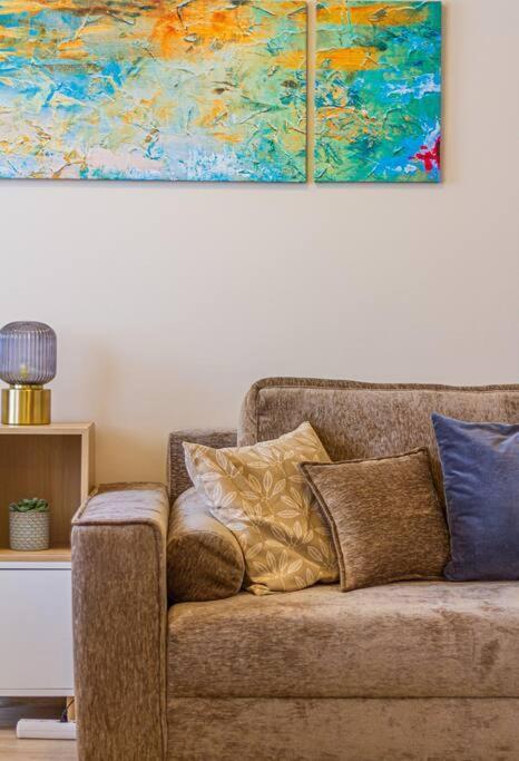 Roomy 80sqm At Center Free Parking Space, Ac & Balcony Apartment *