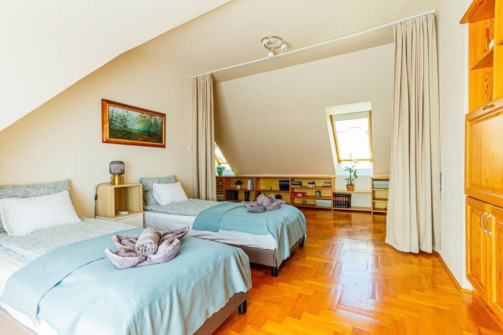 Roomy 80sqm At Center Free Parking Space, Ac & Balcony Lejlighed