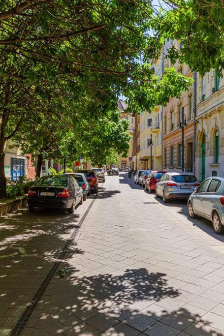 Apartment Roomy 80sqm At Center Free Parking Space, Ac & Balcony *