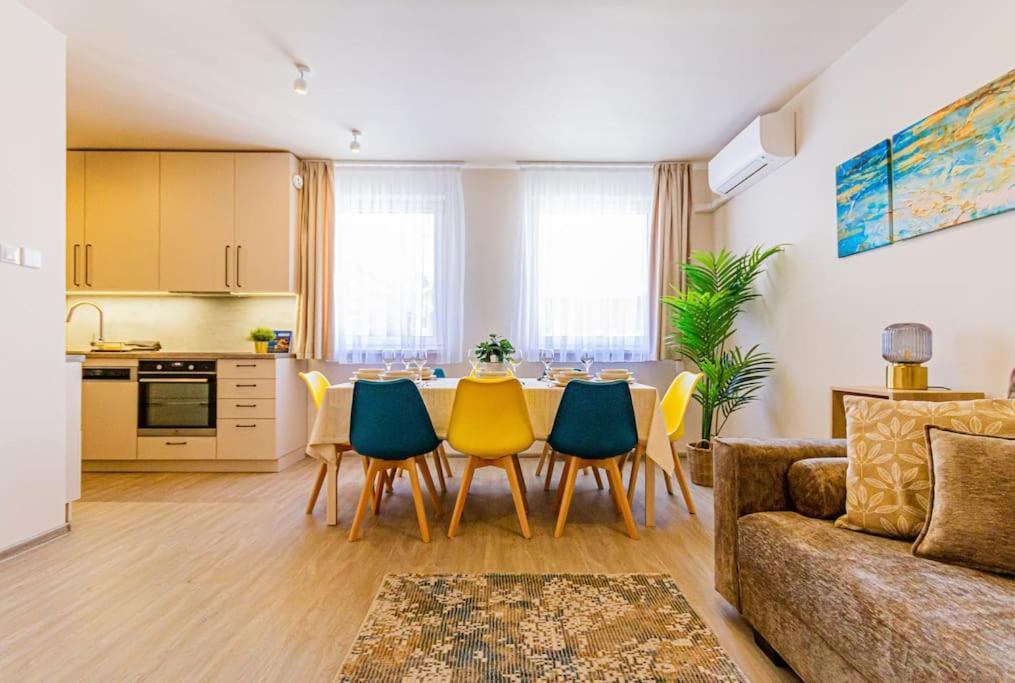 Apartment Roomy 80sqm At Center Free Parking Space, Ac & Balcony