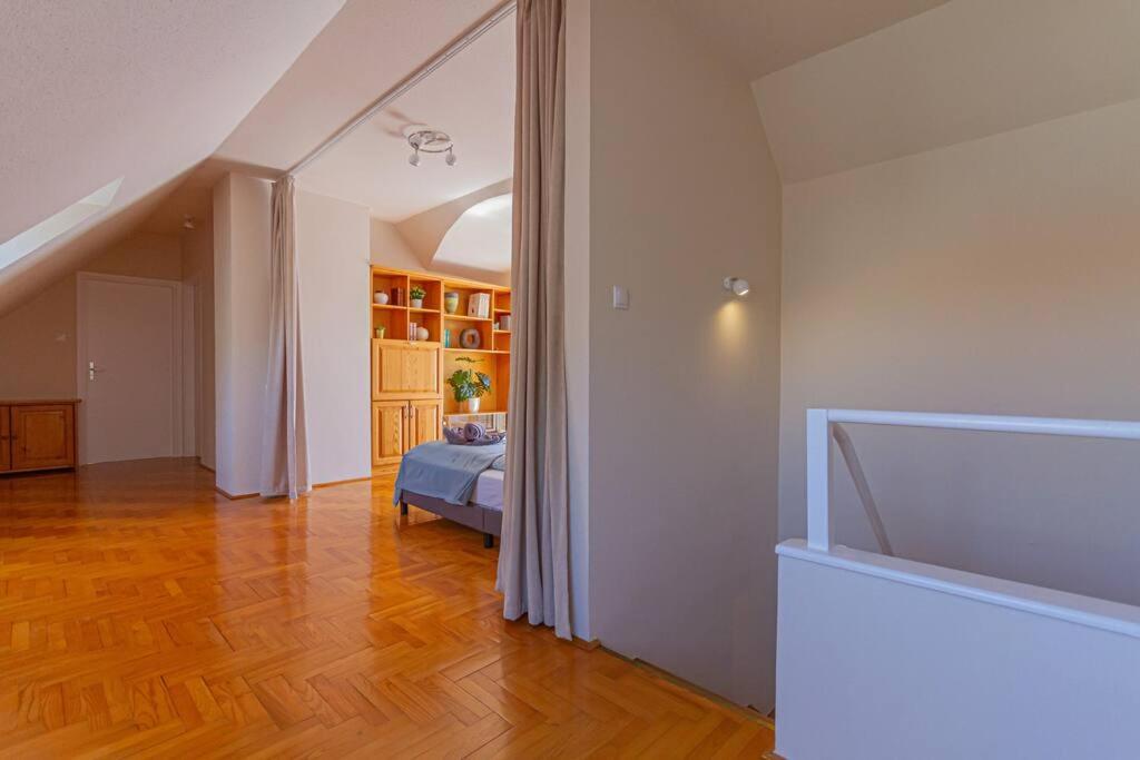 Roomy 80sqm At Center Free Parking Space, Ac & Balcony Apartment Budapest