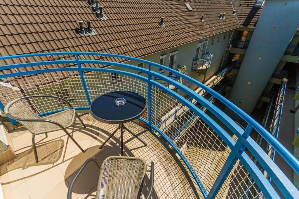 Lejlighed Roomy 80sqm At Center Free Parking Space, Ac & Balcony