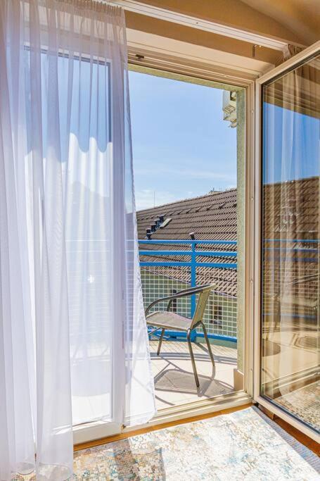 Roomy 80sqm At Center Free Parking Space, Ac & Balcony Apartment