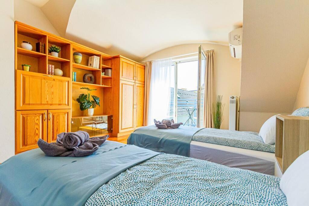 Apartment Roomy 80sqm At Center Free Parking Space, Ac & Balcony Budapest